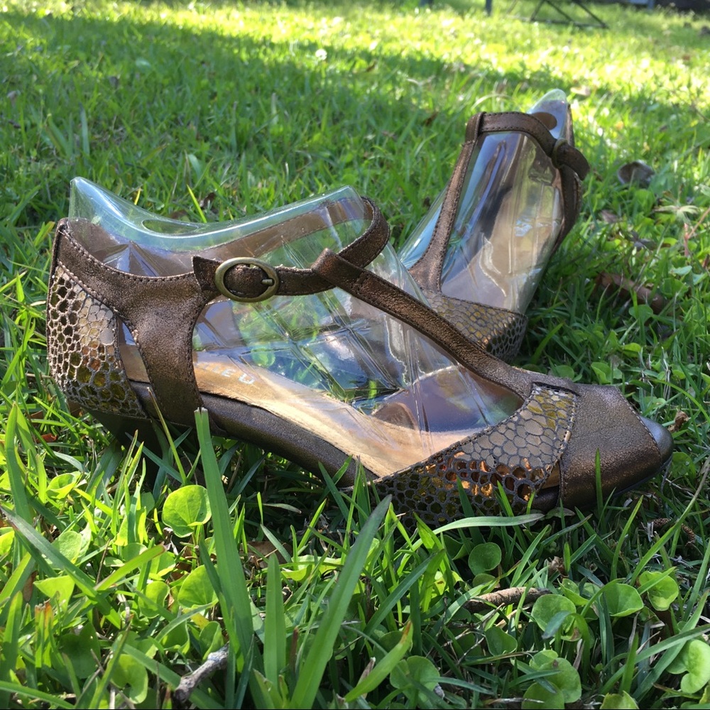 Golden Brown Open-Toed Heels - Picture 7 of 8